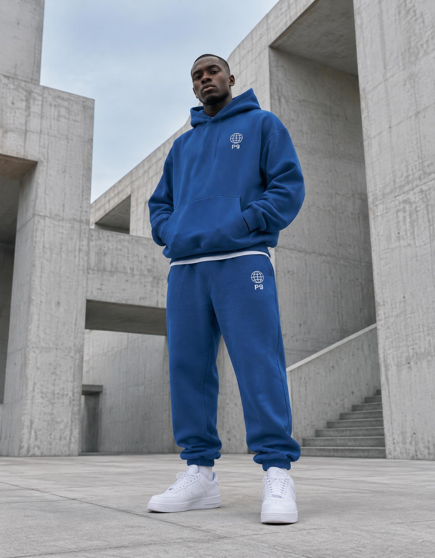 Model im blauen P9 Hoodie-und-Jogger-Set